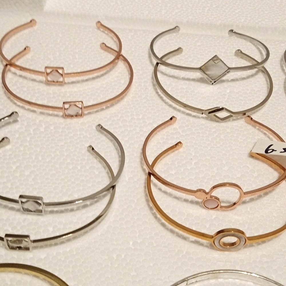 A2#.  25 NEW Bracelets - Picture 6 of 8